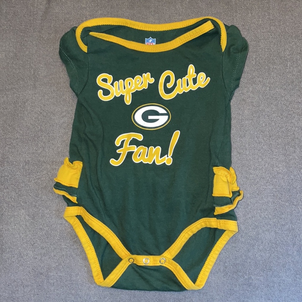 NWOT. 2 Green Bay Packer onesies & Matching booties. 3-6 months - Picture 3 of 6